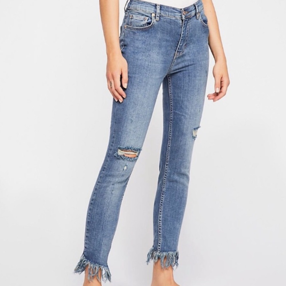 Free People Distressed Blue Jeans, light wash, frayed hem - size 29